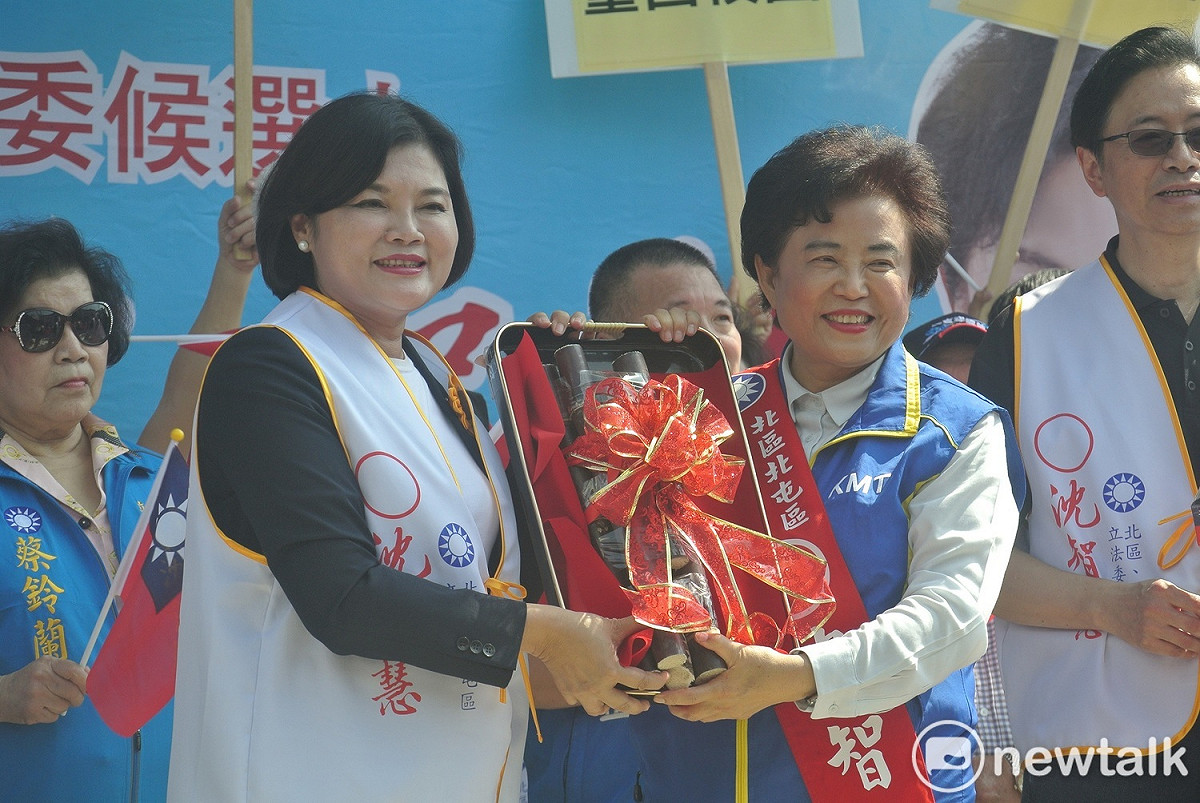 雲林縣長張麗善送甘蔗給沈智慧，象徵選情倒吃甘蔗。 圖：唐復年/攝