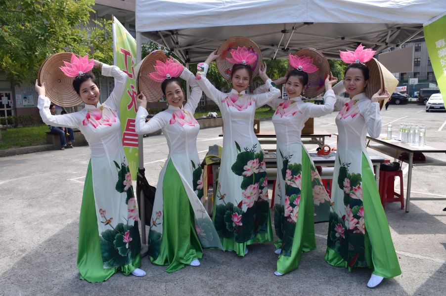 民進黨婦女部舉辦全國巡迴新住民市集，今天舉辦「家鄉味、飄香味、中和家香味」活動，新住民穿傳統服飾展現異國風情。  圖／江永昌服務處提供