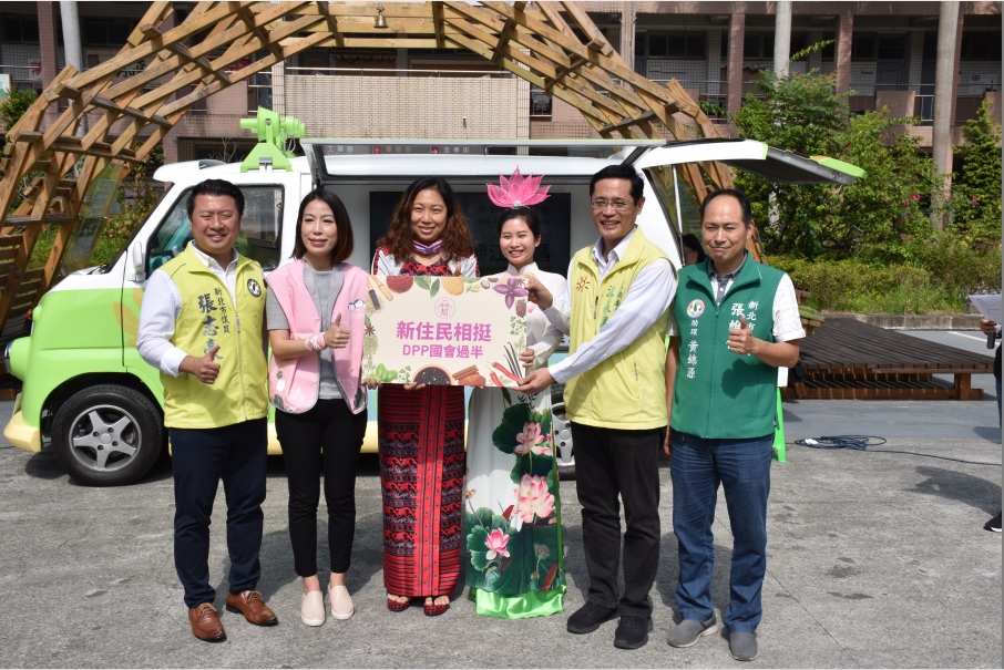 民進黨婦女部在中和舉辦「家鄉味、飄香味、中和家香味」活動，立委江永昌（右二）、余宛如（左二）及新北市議員張志豪（左一）等到場參與。 圖／江永昌服務處提供