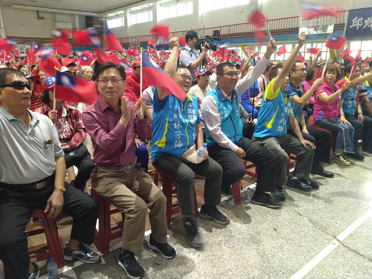 桃園市議員詹江村 (左二)等人扮演韓國瑜分身，上午到新北市中和國中參加KMT「頭家開講」。 圖：邱烽堯提供