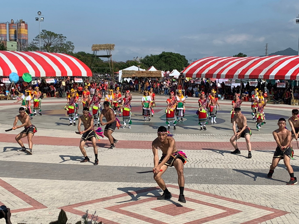 「108年度新北市原住民族聯合文化活動」的原住民族勇士舞蹈，充滿力與美。  圖／新北市原民局提供