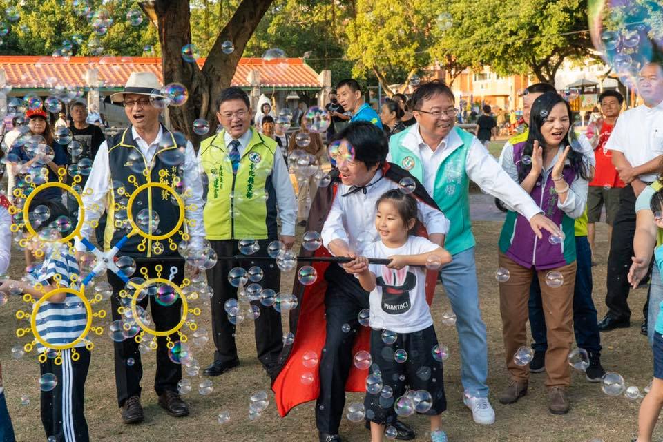 賴清德和小朋友玩泡泡。 圖：翻攝自洪宗熠臉書