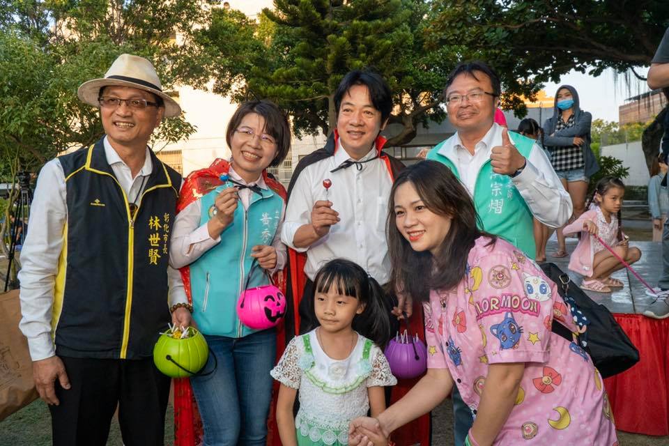 賴清德今（27）日下午到彰化參加黃秀芳舉辦的親子活動「萬聖節泡泡派對」。 圖：翻攝自洪宗熠臉書
