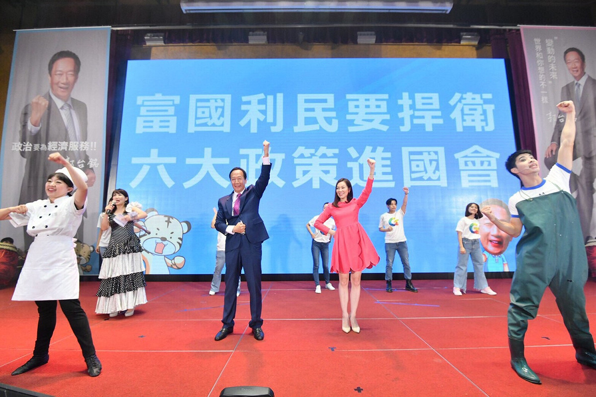 郭台銘的感恩之旅第3站神祕嘉賓—曾馨瑩。曾馨瑩上台後，台下的郭粉不停鼓動，隨後郭台銘被拱上台。 圖/郭台銘辦公室提供