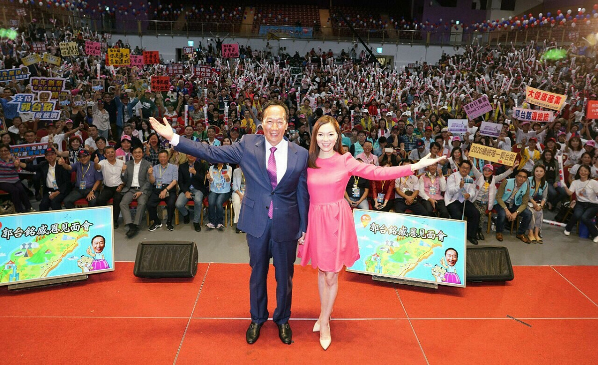 郭台銘的感恩之旅第3站神祕嘉賓—曾馨瑩。曾馨瑩上台後，台下的郭粉不停鼓動，隨後郭台銘被拱上台。 圖/郭台銘辦公室提供