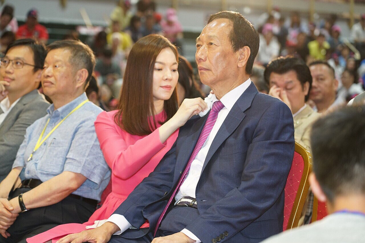 曾馨瑩細心打理郭台銘衣著。 圖/郭台銘辦公室提供