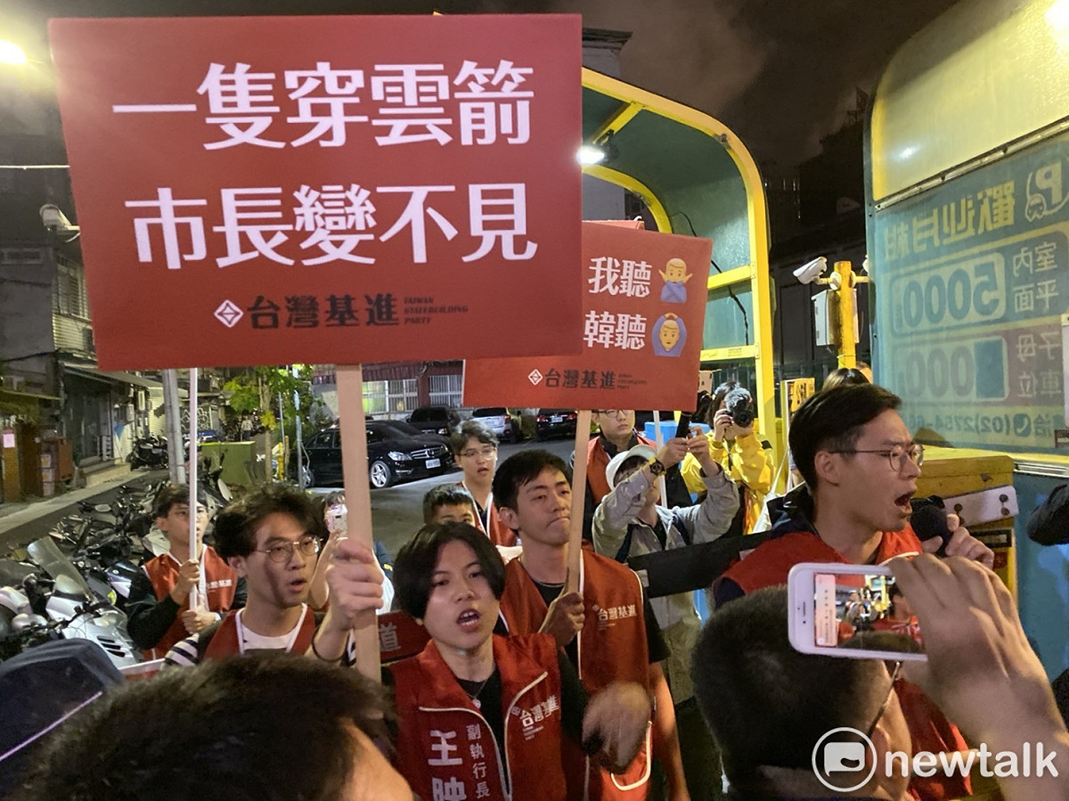 獨派青年在場外怒嗆韓國瑜。 圖：周煊惠 ／攝