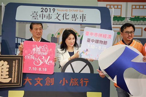 謝震武的妻子李月娥（中）傳出將離開台中市政府，轉到台南市美術館任職。 圖 ：翻攝自台中市文化局官網