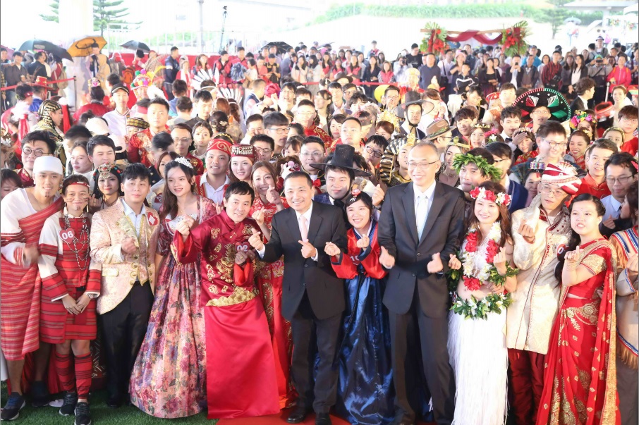 2019新北市聯合婚禮「世界民族大囍事」，市長侯友宜、副市長謝政達特別前往見證，並獻上誠摯的祝福。 圖／新北市民政局提供