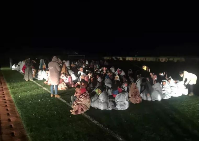 許多民眾披著厚棉被前往空地避難。 圖：擷取自中國地震台網速報
