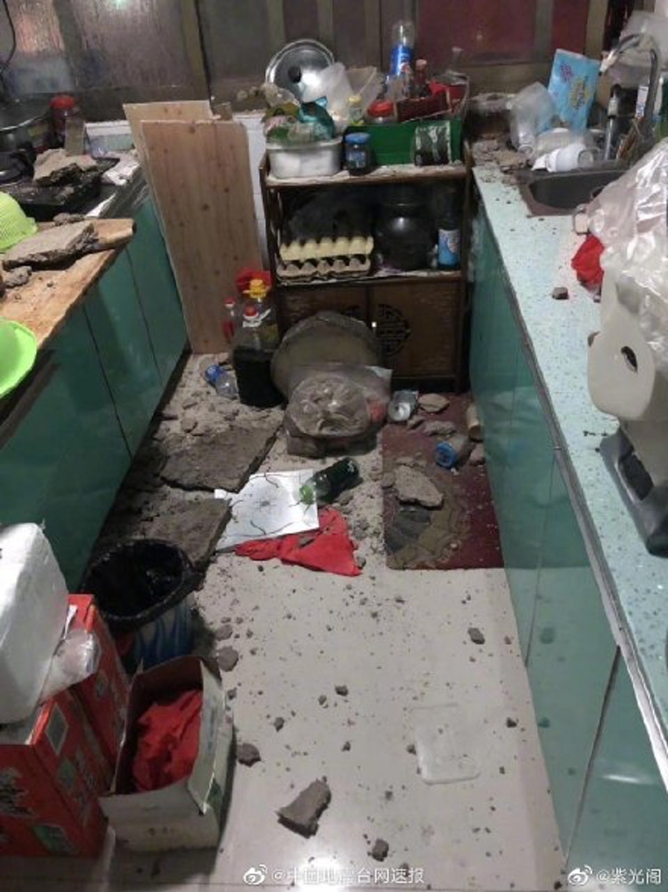 房屋內出現裂縫和地面崩裂現象。 圖：擷取自中國地震台網速報