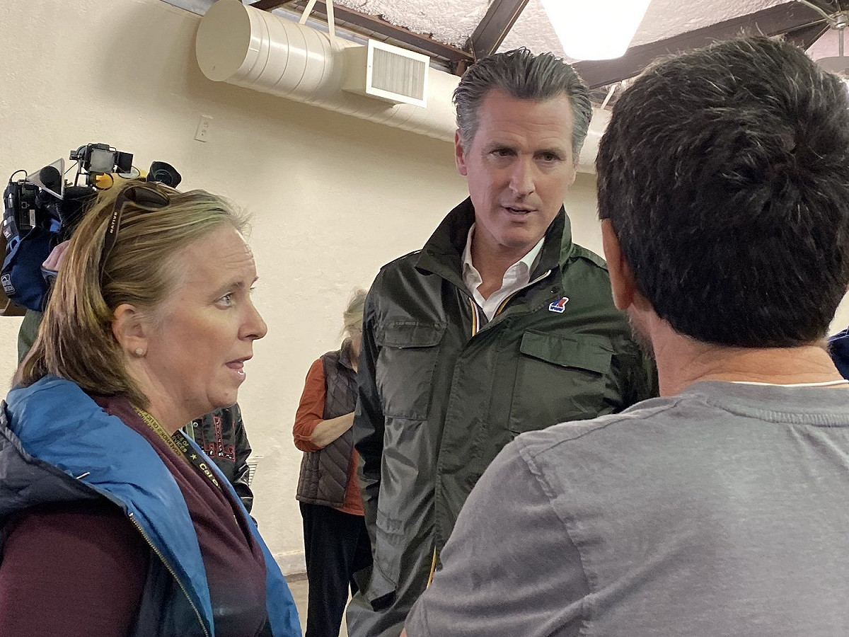 加州州長紐森（Gavin Newsom）自週日起立即宣布全州進入緊急狀態，並前往安置地點慰問受災民眾。 圖：翻攝自Gavin Newsom推特