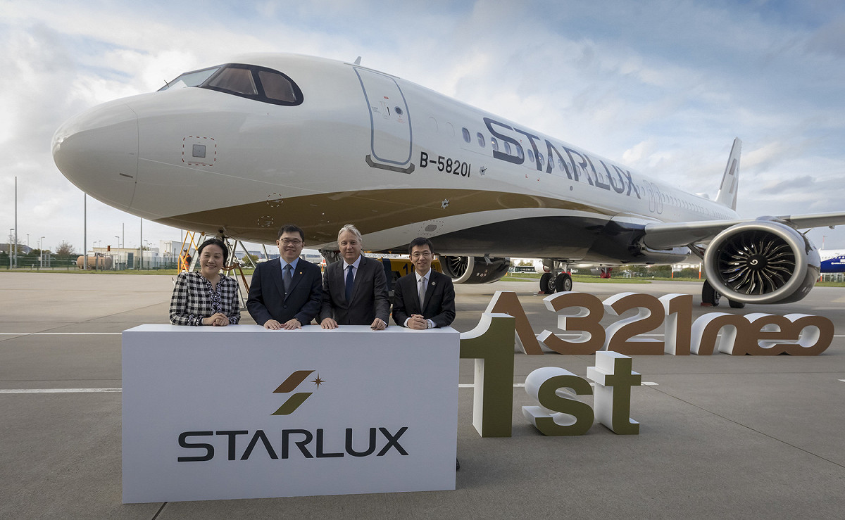 星宇航空第一架A321neo新機於今天（28）上午11:20降落桃園國際機場，由星宇航空董事長張國煒親自駕回。圖為德國交機儀式合照。 圖：星宇航空／提供