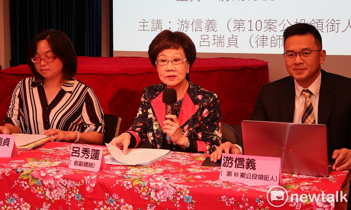 下屆總統被連署人呂秀蓮（中）28日與反對同婚團體、去年公投第10案領銜人游信義與律師呂瑞貞（左），一起舉行「從同婚合法化風波談真民主VS甲民主」記者會。 圖：林朝億/攝