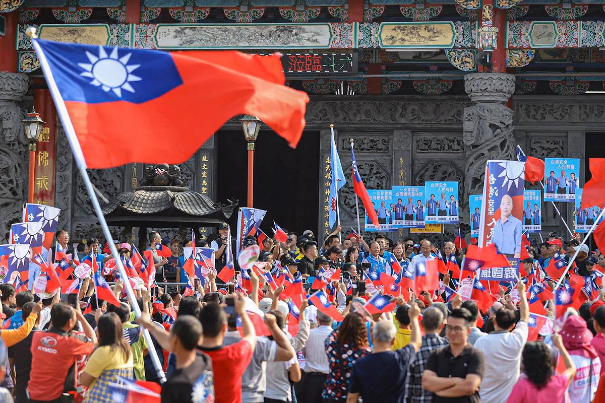 韓國瑜今日傾聽之旅來到中部，稍早參拜斗六南聖宮，並吸引數百名韓粉來助陣。 圖 :	翻攝自謝淑亞臉書