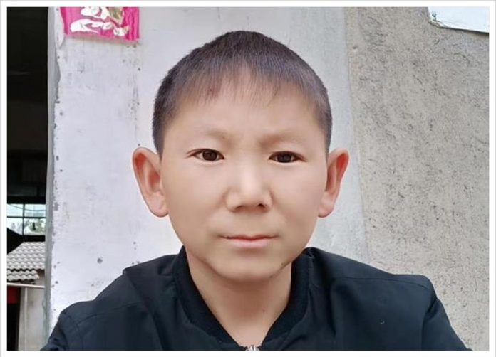 中國湖北34歲男子看起來仍像不到10歲的孩童。 圖／翻攝網路