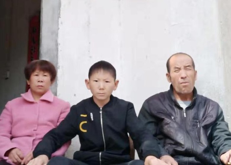 朱聖開與父母的合影。 圖／翻攝網路