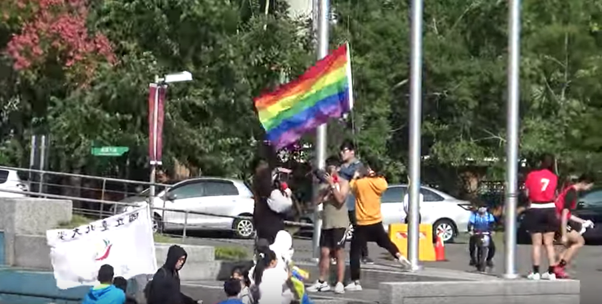 台北大學26日發生學生扯下國旗換彩虹旗 圖：翻攝自北大翻牆社影片