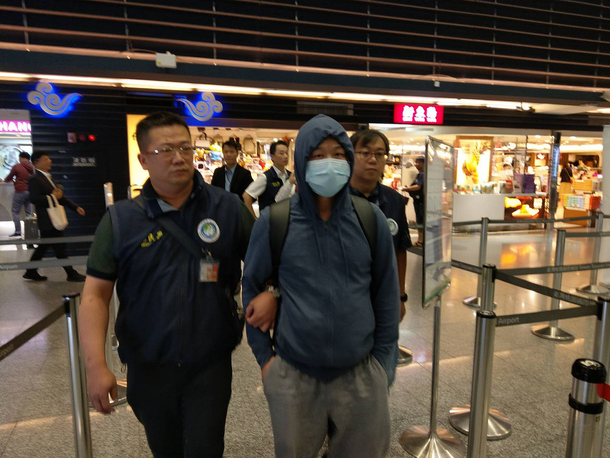 中國男子破壞台中連儂牆，今晚遭移民署押往機場強制出境。 圖：移民署／提供