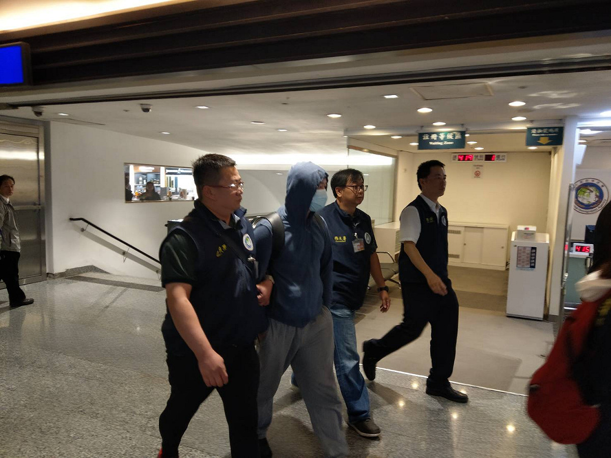 中國男子破壞台中連儂牆，今晚遭移民署押往機場強制出境。 圖：移民署／提供
