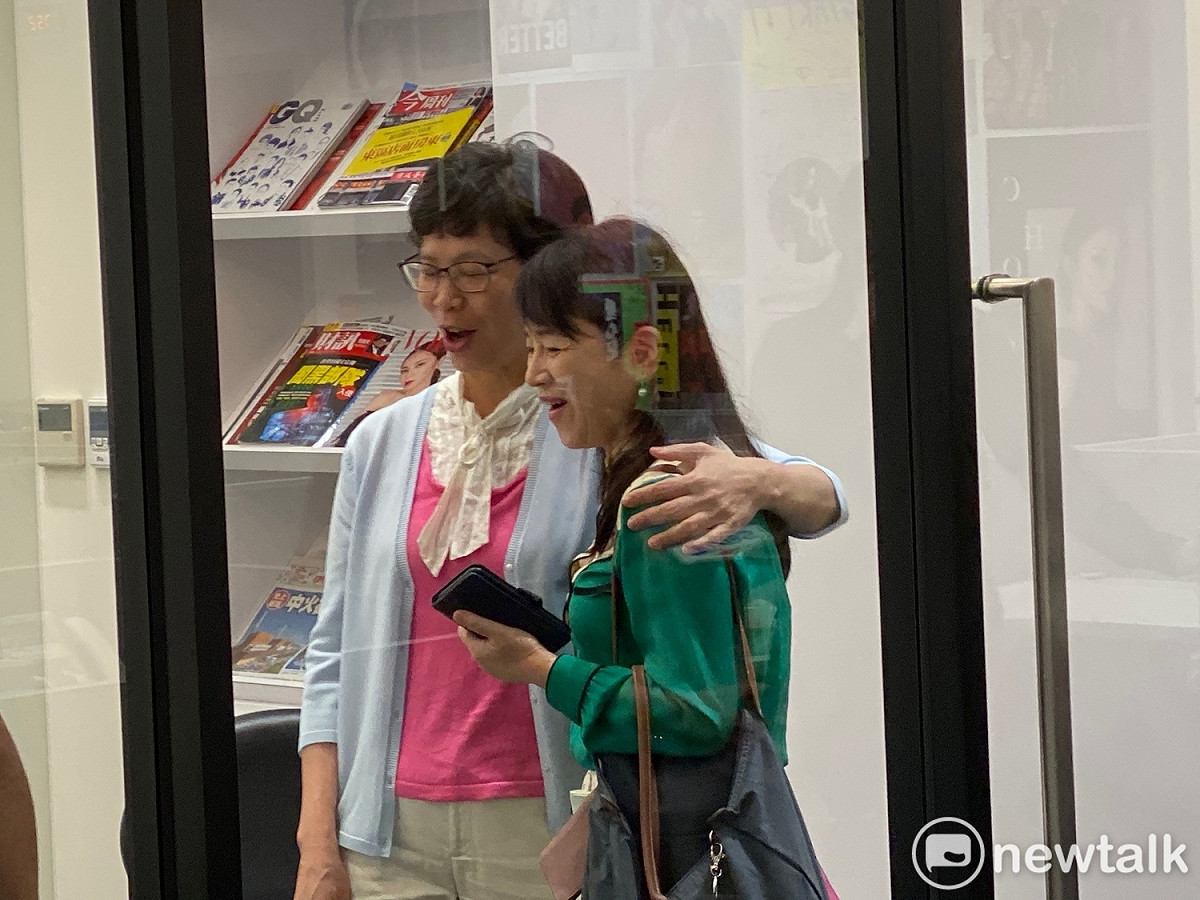 市府顧問蔡壁如曾因「皺紋說」惹怒資深媒體人周玉蔻，蔡壁如今上周玉蔻節目，互相擁抱。 圖：周煊惠 ／攝