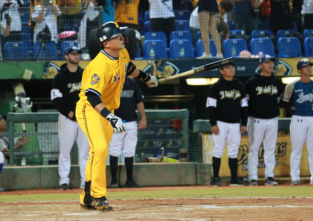 為何棒球員都愛在場上「吐口水」？行家揭背後原因。 圖／記者葉政勳攝