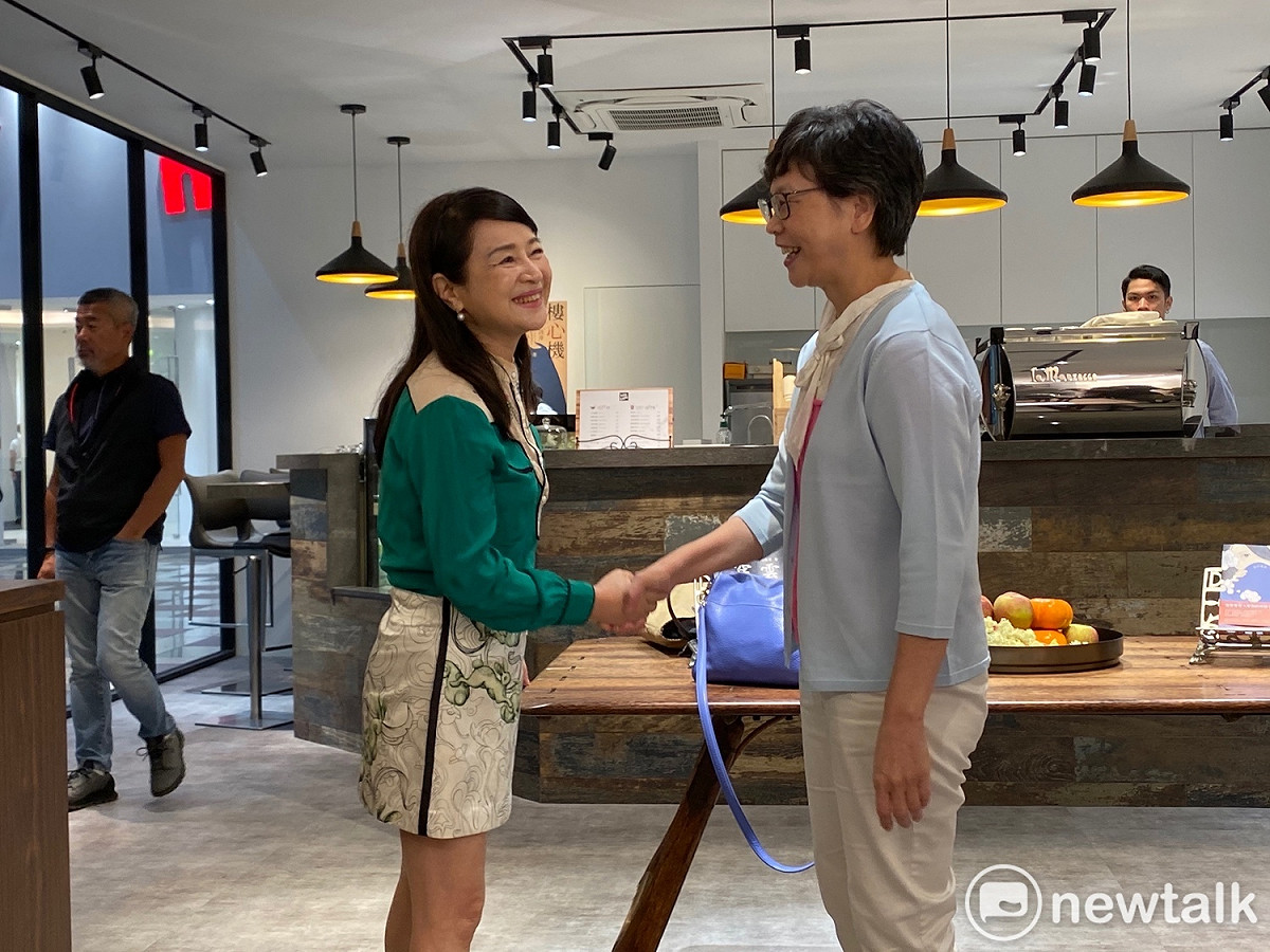市府顧問蔡壁如（右）與主持人周玉蔻（左）握手。 圖：周煊惠 ／攝