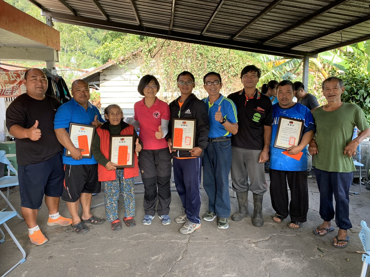 台東林管處為了感謝部落村民，特別公開表揚並頒發感謝狀及致贈禮品。 圖：台東林管處／提供