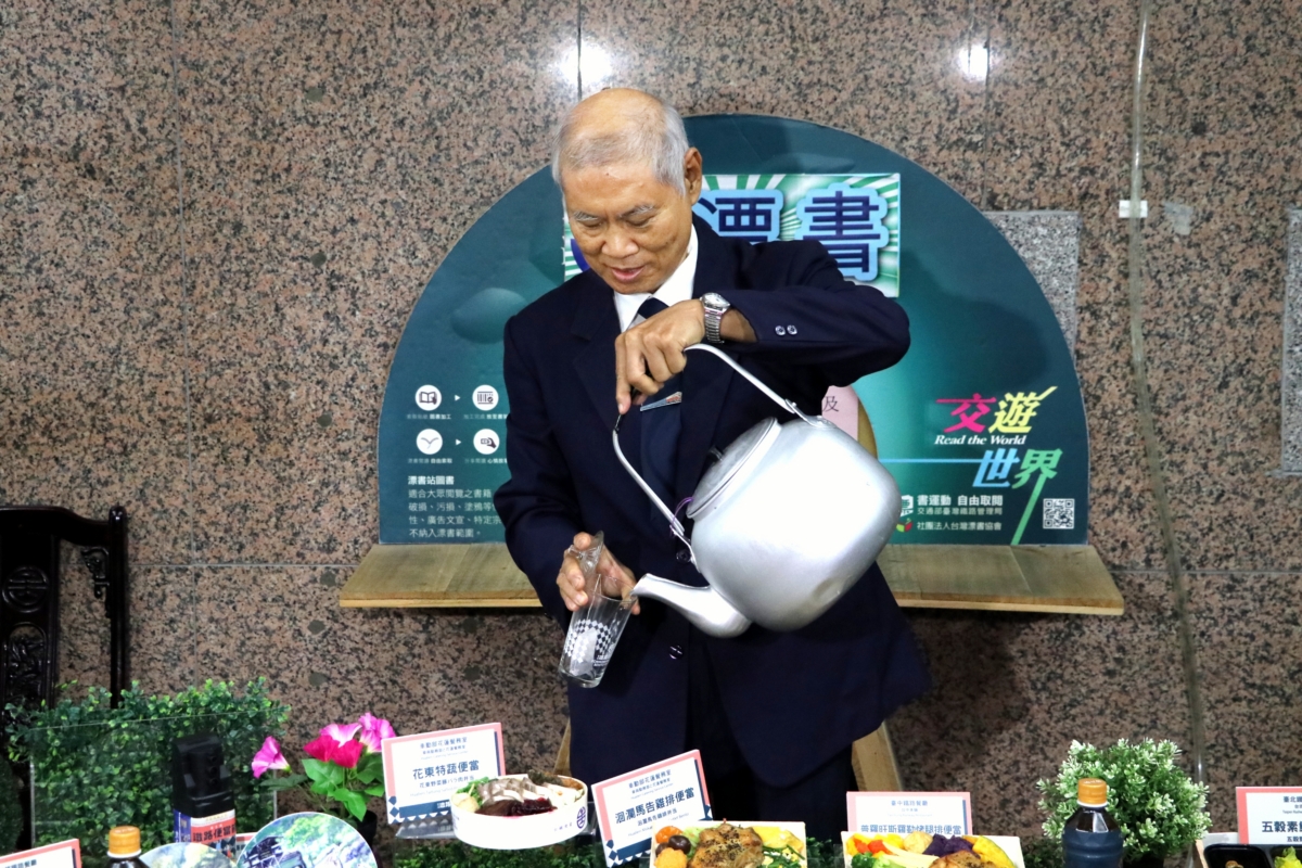 「手翻茶」達人侯壽興重現當年火車專屬的特別技藝。 圖：台鐵／提供