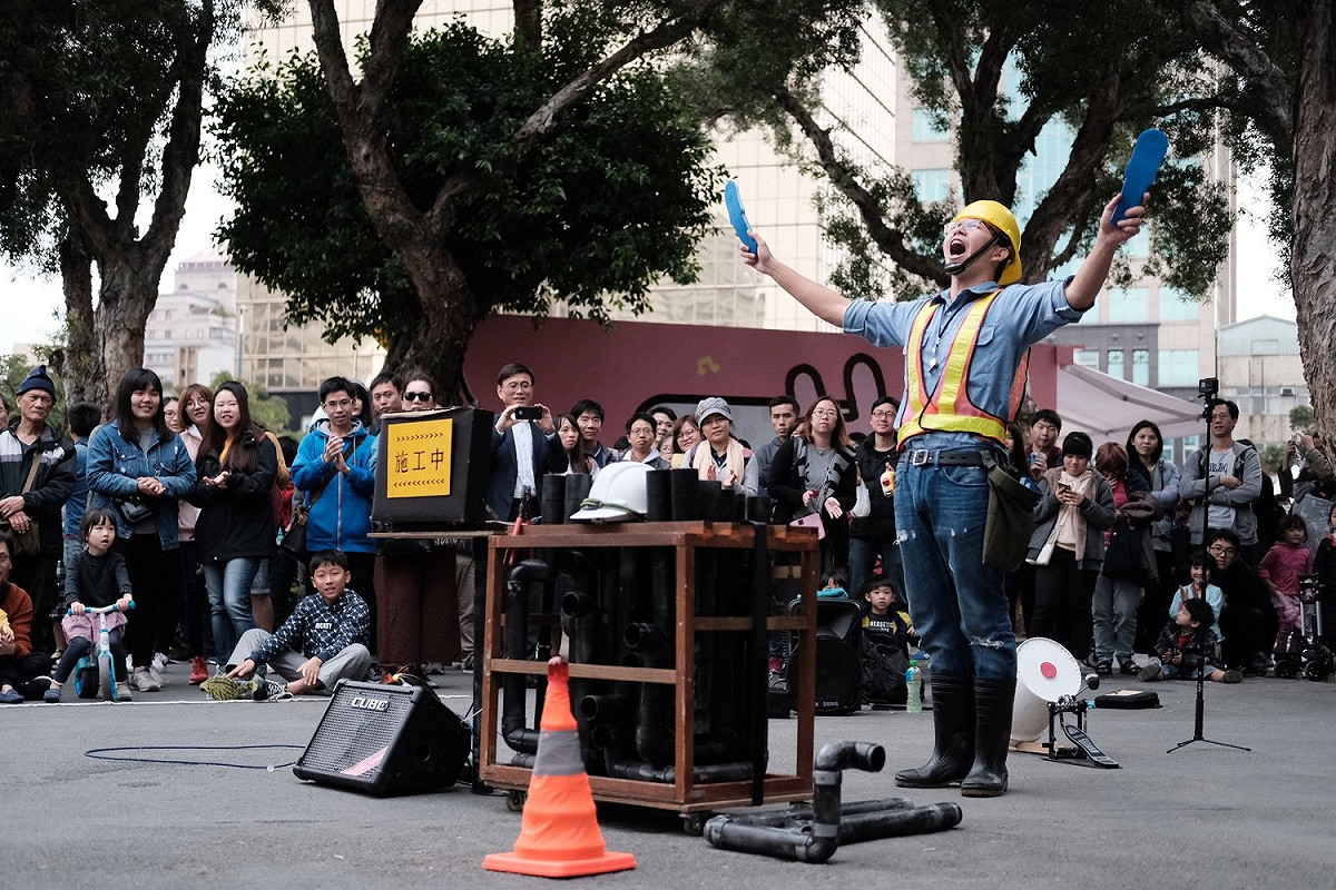 現場還有街頭藝人、魔術師、水晶球表演等等多項精彩演出。 圖：水管鼓阿民／提供