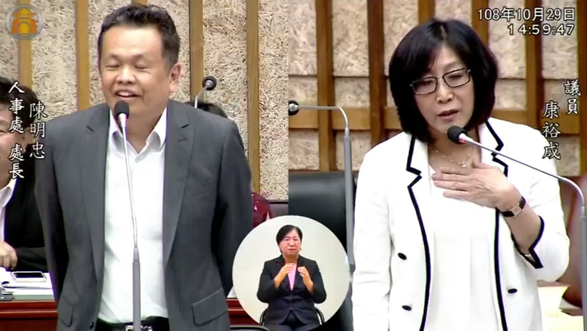 高雄市行政暨國際處長丁樂群回答追蹤器議題時，以一句「在有跟沒有之間」引發熱議，康裕成下午套用此邏輯詢問市府官員，「現在高雄有沒有市長？」。 圖:翻攝自高雄市議會
