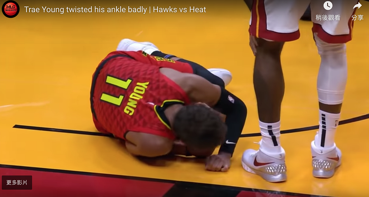 Trae Young(楊恩)在對熱火的比賽中卻不慎扭傷腳踝退場。  圖／翻攝自YOUTUBE