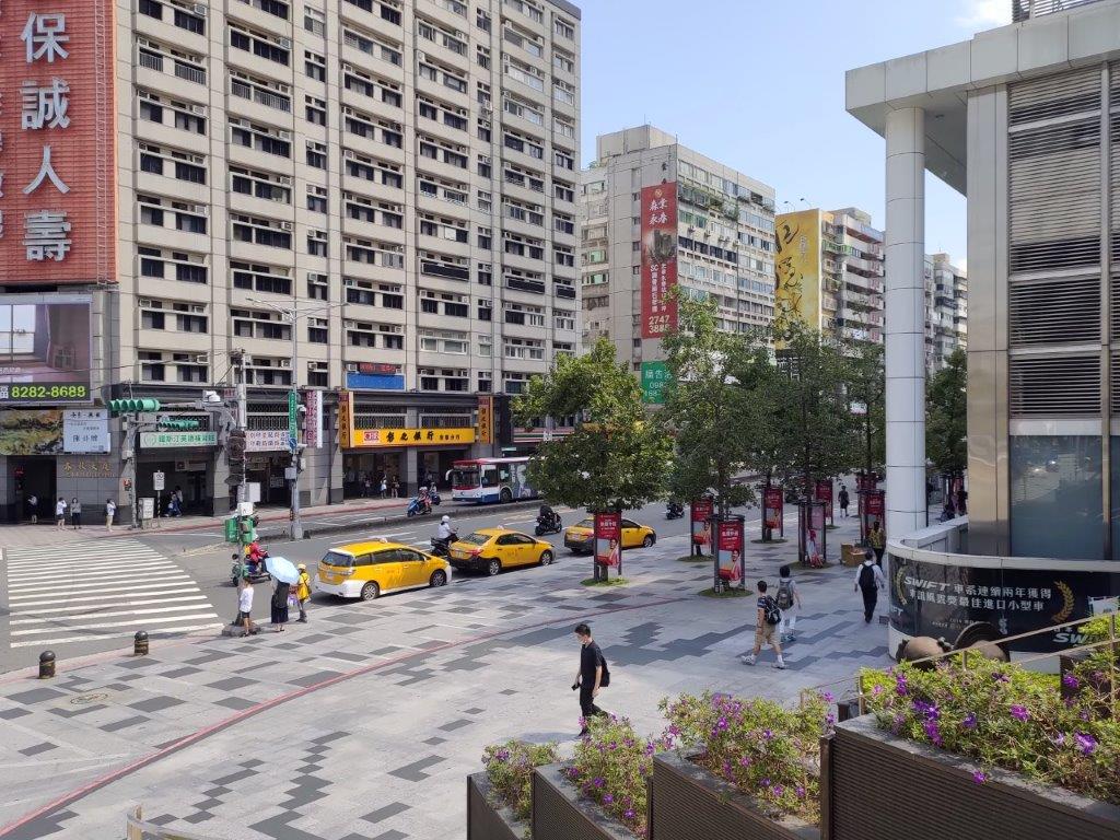 自11月1日起，北市府轉運站公車站牌10公尺內將由科技執法設備自動取締超過3分鐘未移動之汽車。 圖：北市交通警察大隊／提供