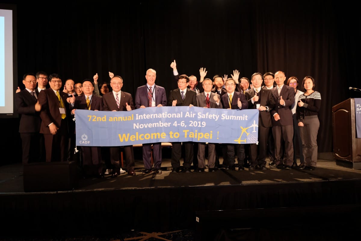 2018年王國材率團赴美爭取主辦世界飛安高峰會留影。 圖：翻攝中華民國航空事業發展基金會官網