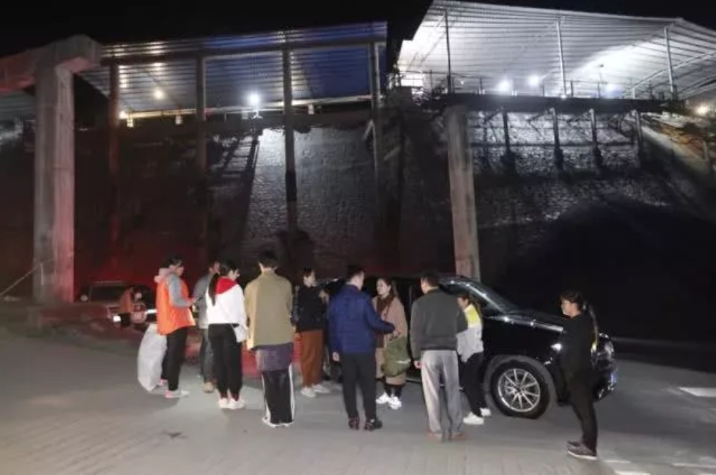 關心救援進度的礦工家屬。 圖：翻攝自南國今報