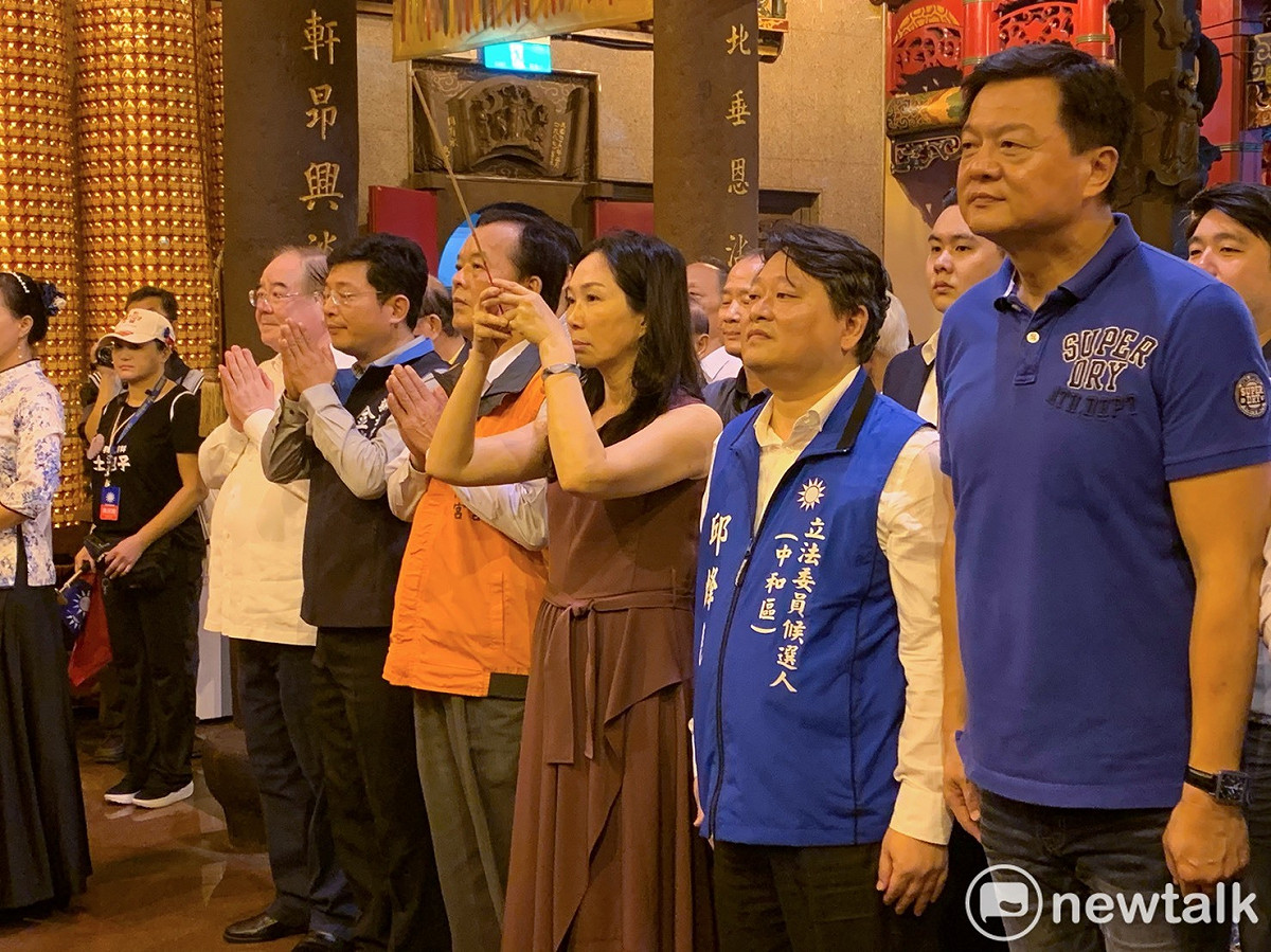 李佳芬前往中和區福和宮參拜祈福。 圖：林昀真／攝（資料照）