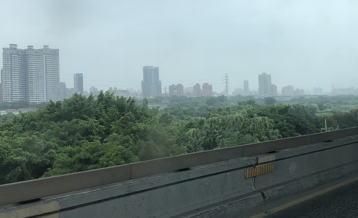 今（30）日東北風挾帶中國沙塵影響台灣空氣品質，目前污染物已向南傳輸至中部以南地區 圖：葉宜哲/攝