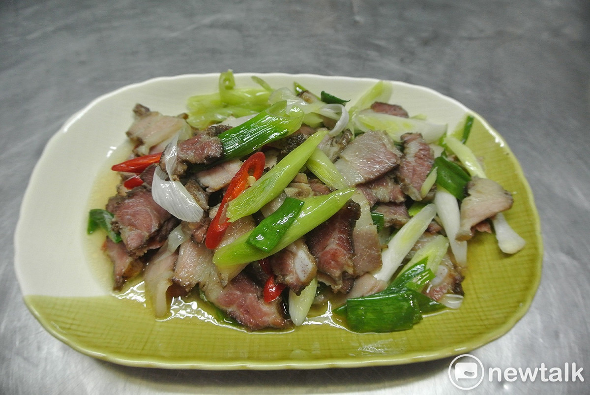 胡家臘肉要先蒸過後再燎青蒜，滋味令人難忘。 圖：記者唐復年/攝
