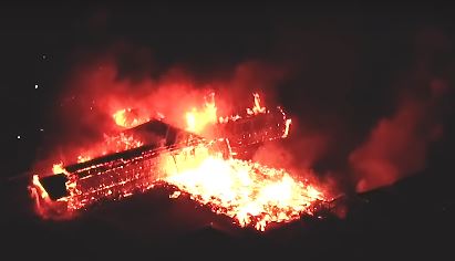 日本沖繩首里城發生大火，主殿、北殿、南殿都燒毀。 圖：翻攝自琉球新報 YouTube