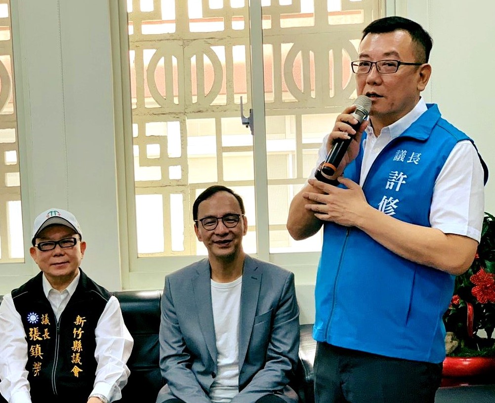 國民黨新竹市黨新任主委許修睿，酸民進黨用「一手皮鞭，一手胡蘿蔔」的手段讓媒體屈服。 圖 :	翻攝自許修睿臉書