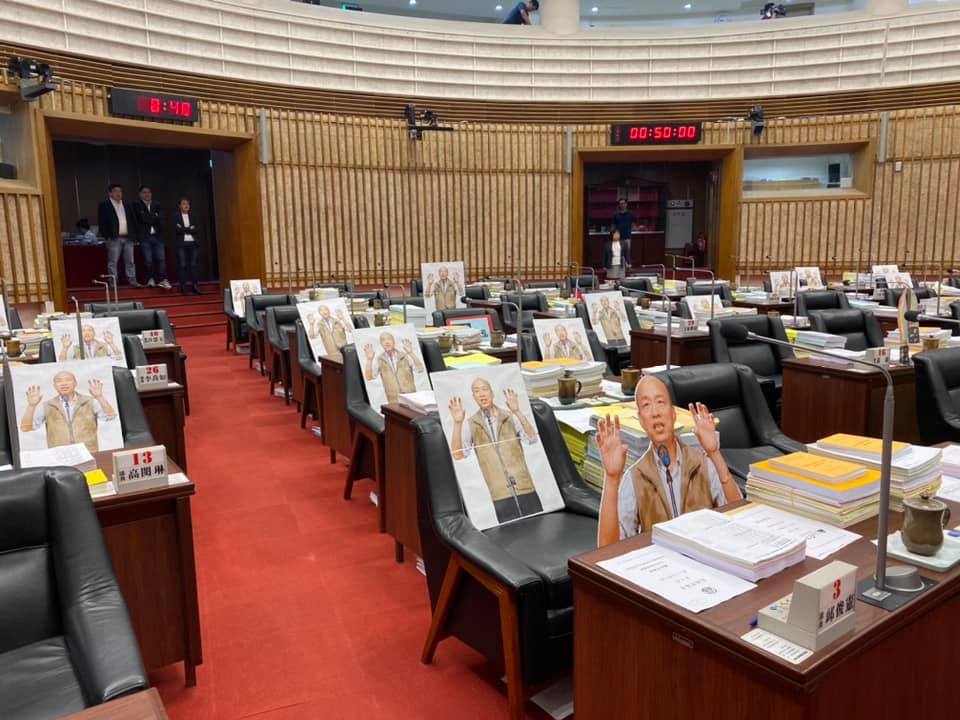 民進黨團於高市議會設多面韓國瑜「人形立牌」 圖：翻攝自邱俊憲臉書