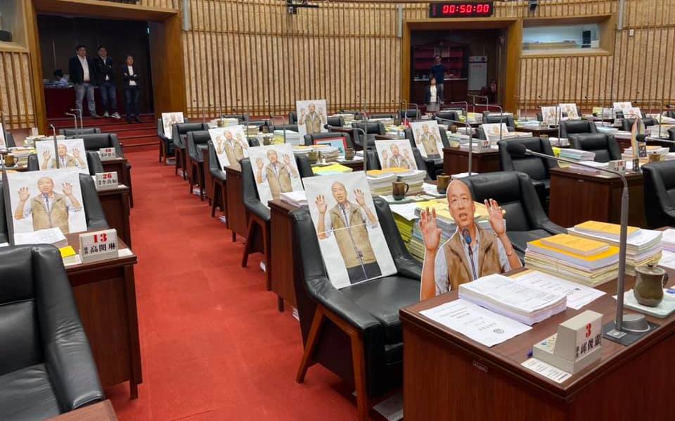 「有跟沒有市長之間」 高市綠議員設韓國瑜人形立牌拒審總預算