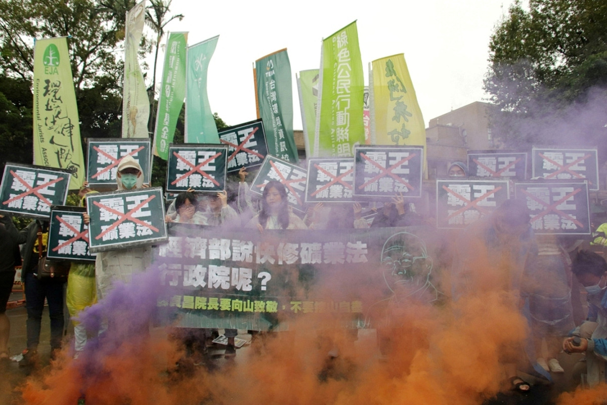 地球公民基金會等多個環保及公民團體今（31）天上午再度到行政院抗議，並在現場施放模擬礦場爆破的煙霧。 圖：地球公民基金會提供