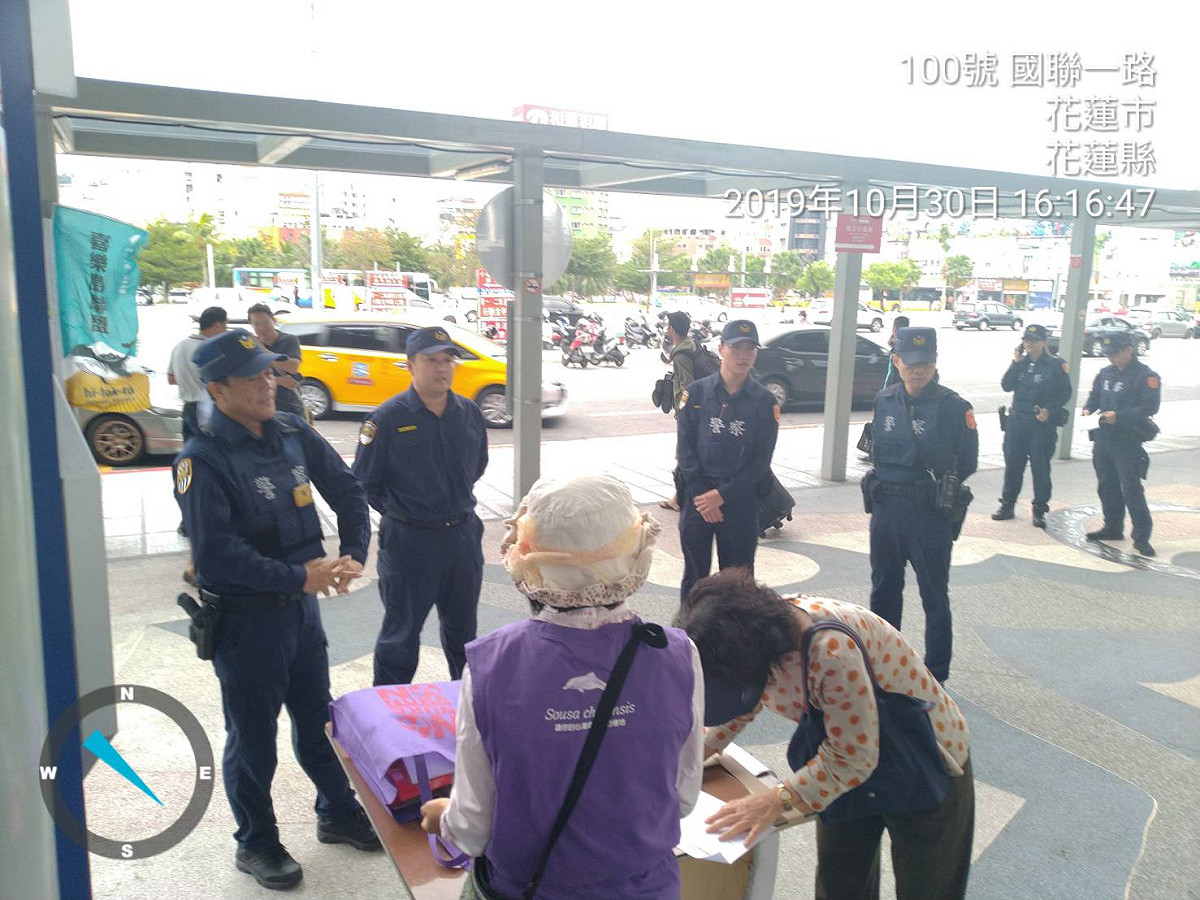 喜樂島聯盟花蓮車站連署攤位遭到警方要求撤離。 圖：呂辦提供