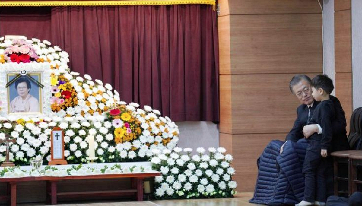 南韓總統文在寅的母親於29日因病逝世 圖：翻攝自新浪新聞