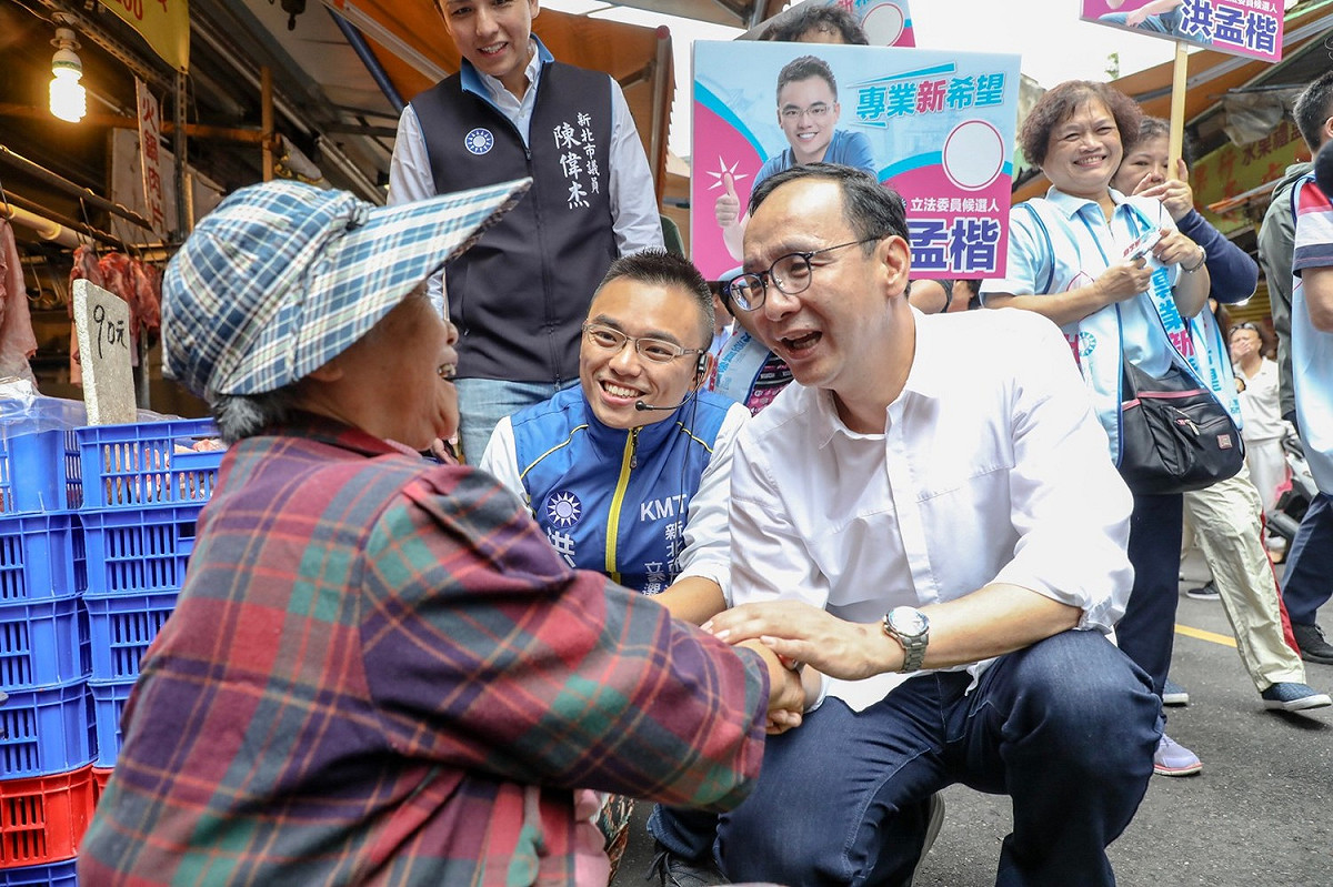 朱立倫陪同新北第一選區立委參選人洪孟楷在淡水區清水街市場掃街拜票。 圖：朱立倫辦公室／提供