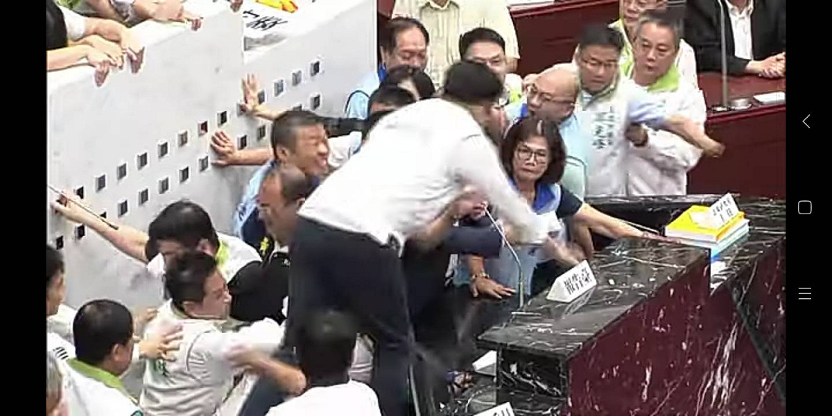 民進黨籍高雄市議員林智鴻跳上報告台打斷葉匡時發言。 圖 : 孫家銘/攝