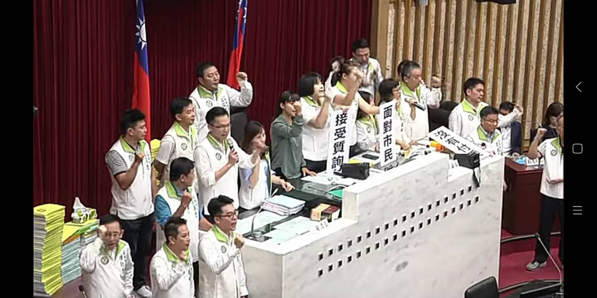 高雄市議會民進黨議員強佔主席台。 圖 : 孫家銘/攝