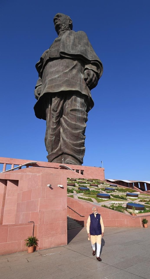莫迪站在印度獨立運動英雄巴特爾（Sardar Vallabhbhai Patel）巨大雕像旁，誓言為血腥的克什米爾地區帶來「光明未來」。 圖：翻攝莫迪臉書