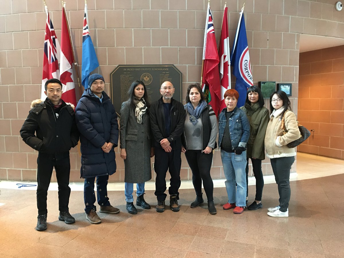 加拿大萬錦市市民卡科洛夫斯基（右四）發起抗議活動，她表示任何時候都不應該在市中心升起外國國旗，尤其是在這個動盪而充滿敵意的時代。 圖：翻攝自卡科洛夫斯基推特